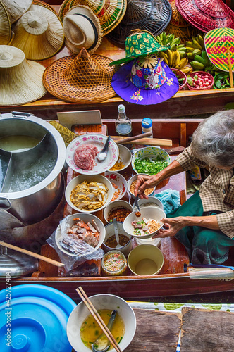 Photography Food vendor at Damnoen Saduak Floating Market, Thailand.