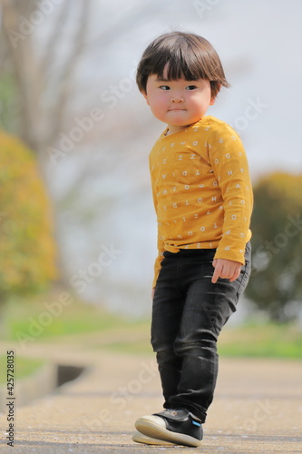 立っている子供 © HIDEKAZU
