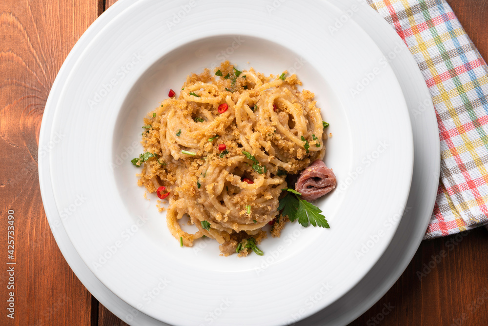 Deliziosi spaghetti al pangrattato, acciughe e peperoncino, Cucina Italiana