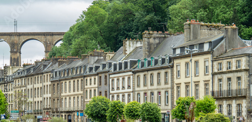Foto Historic facades of Morlaix, France, with the railway bridge high above the city