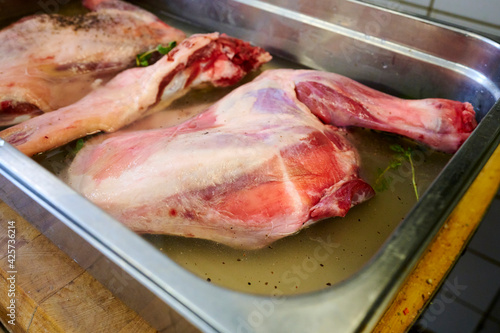Bio Lamm Keule eingelegt für Ostern für den Ofen Grill in einer Wanne mit Kräuter mariniert 