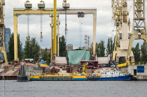 Fotografie SHIPYARD - ship keel on the slipway
