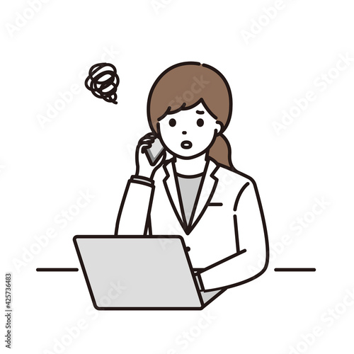 パソコンの前で電話をして困っている女性薬剤師