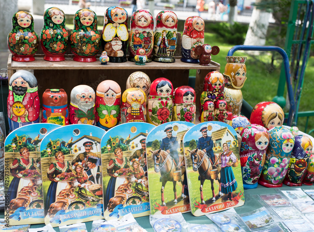 Fototapeta premium Shelf store wooden souvenirs - matryoshka dolls