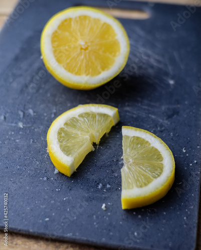 Food Photography limone a fette appena tagliato, ricorda l'estate  photo