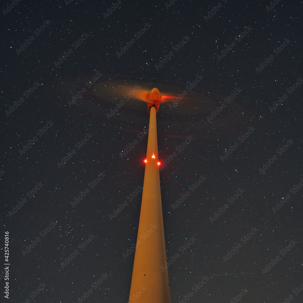 Windrad in der Nacht mit Sternen bei Schöneck (Hessen)