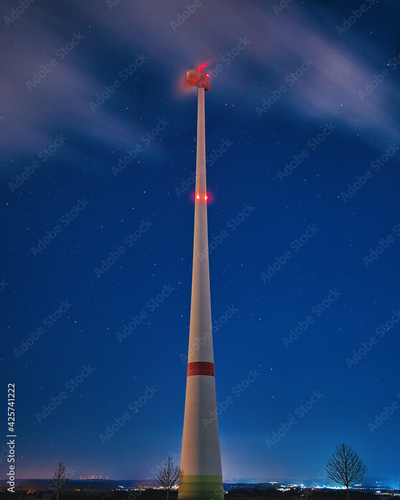 Windrad bei Schöneck in Hessen bei Nacht