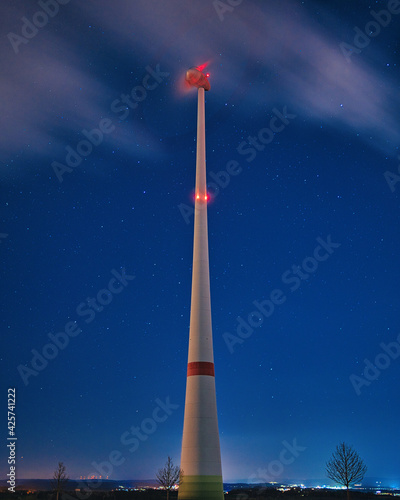 Obraz na płótnie Windrad bei Schöneck in Hessen bei Nacht w salonie