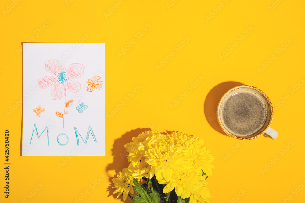 Φωτογραφία A gift from a child for mothers day - a card from a picture and coffee with flowers in the morning