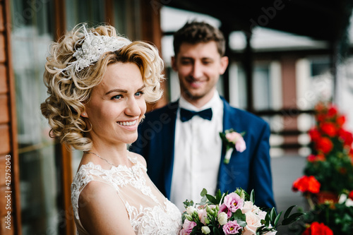 The first meeting is newlyweds on a backyard. Groom goes to the bride behind her back, surprise in outdoors. Happy wedding day of marriage.