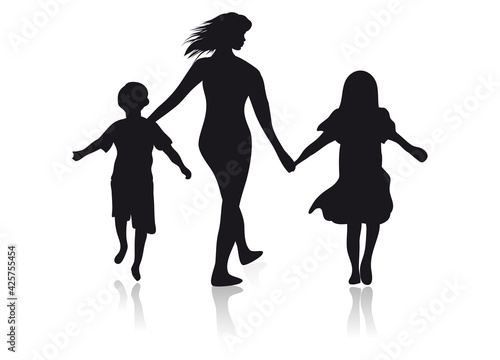 Mutter mit ihren Kindern gemeinsam Hand in Hand