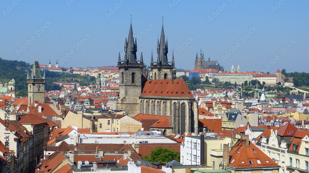 Obraz premium Panorama über Prag mit Blick auf die Burg und Veitsdom sowie Teynkirche