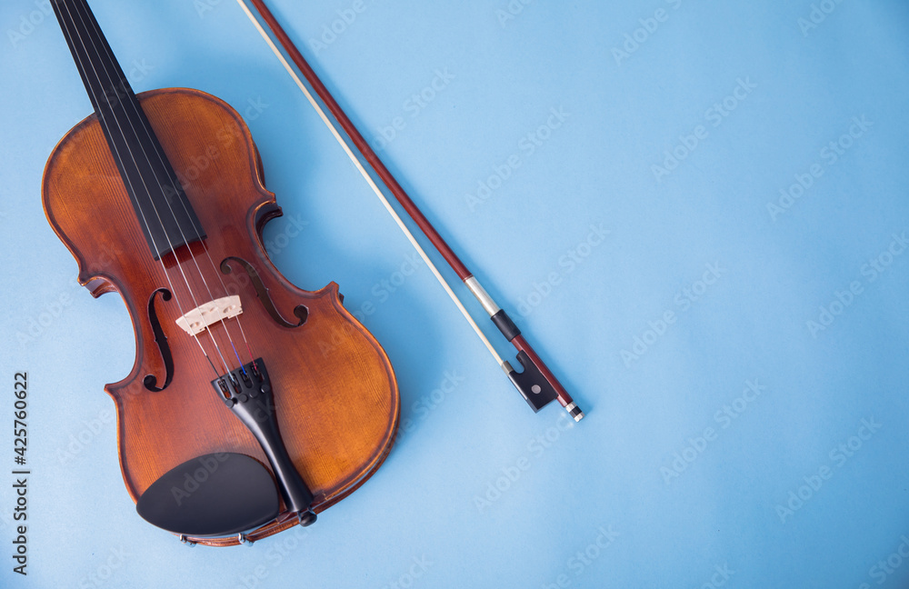 Naklejka premium classical violin on blue table