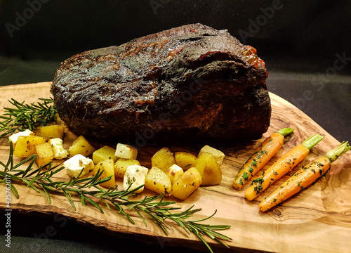 Sonntagsbraten Rinderschulter mit Rosmarinkartoffeln photo