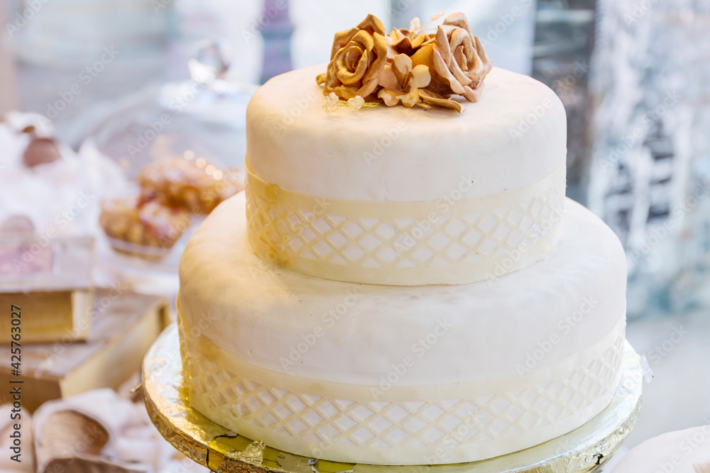 Wedding Cake Decorated with Golden Roses Flowers Wedding Cake Decorated with Golden Roses Flowers