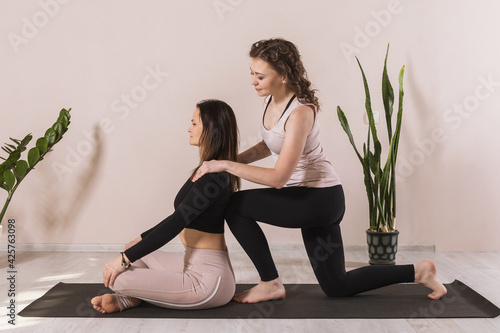 Canvastavla The teacher of universal yoga performs the straightening of the spine of a stude