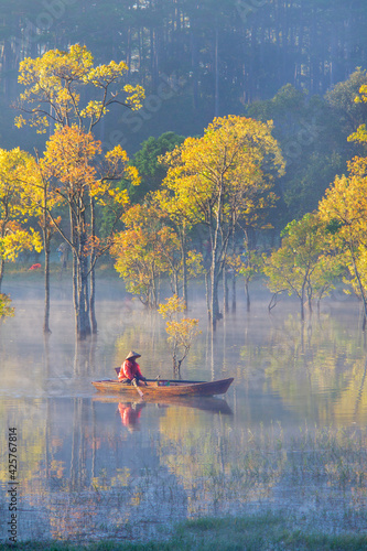 canoe on the lake © Vudinh