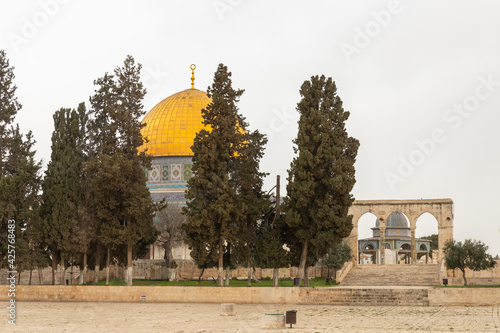 Obraz na plátně Canyors - stone  arches on the stairs leading to the Dome of the Rock mosque on