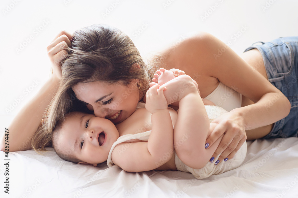 Mamá y bebé jugando