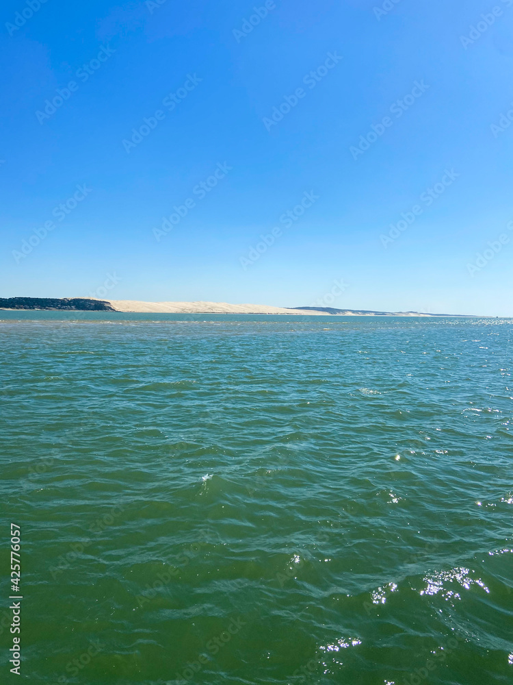 Dune du Pilat vue depuis le bassin d'Arcahon, Gironde Dune du Pilat vue depuis le bassin d'Arcahon, Gironde
