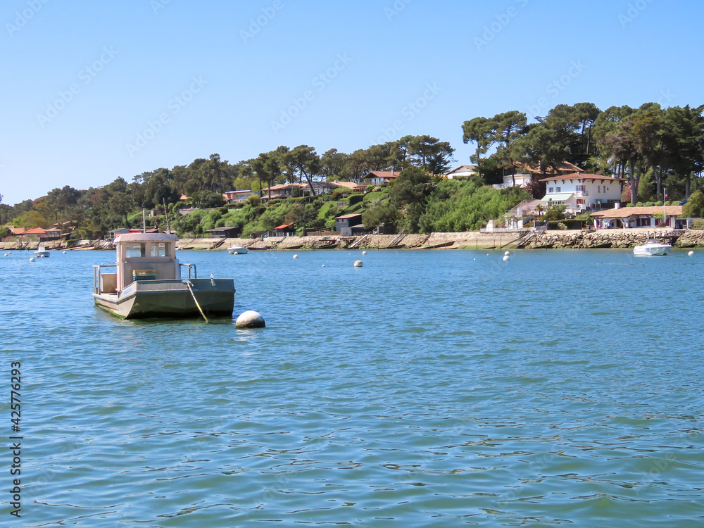 Bateau ostréicole sur le bassin d’Arcachon, Gironde Bateau ostréicole sur le bassin d’Arcachon, Gironde
