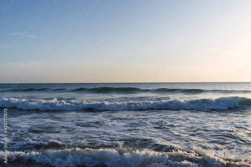 Paisaje de playa de andalucia al atardecer con el mar en frente