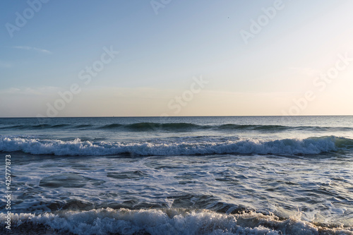 Paisaje de playa de andalucia al atardecer con el mar en frente