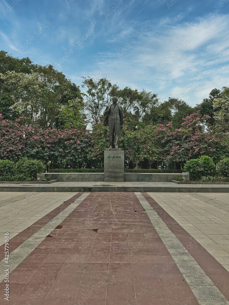 Fototapeta premium Lenin Statue in Hanoi