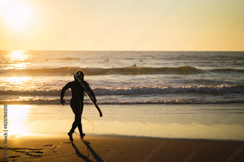 Siluetas de gente surfeando en las playas de EL palmar en cadiz