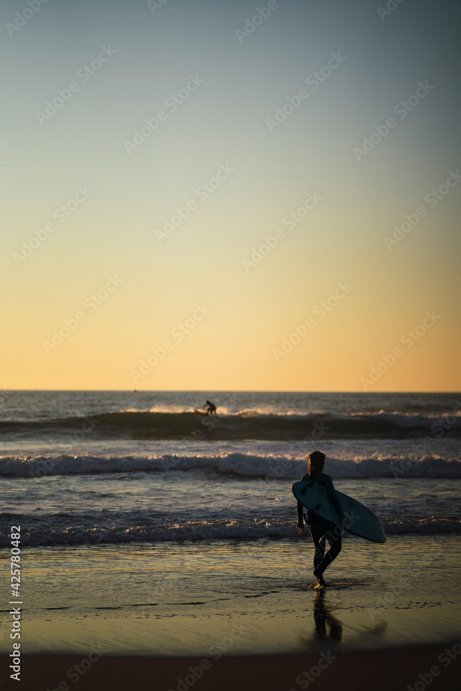 Siluetas de gente surfeando en las playas de EL palmar en cadiz