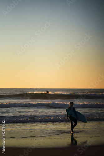 Siluetas de gente surfeando en las playas de EL palmar en cadiz