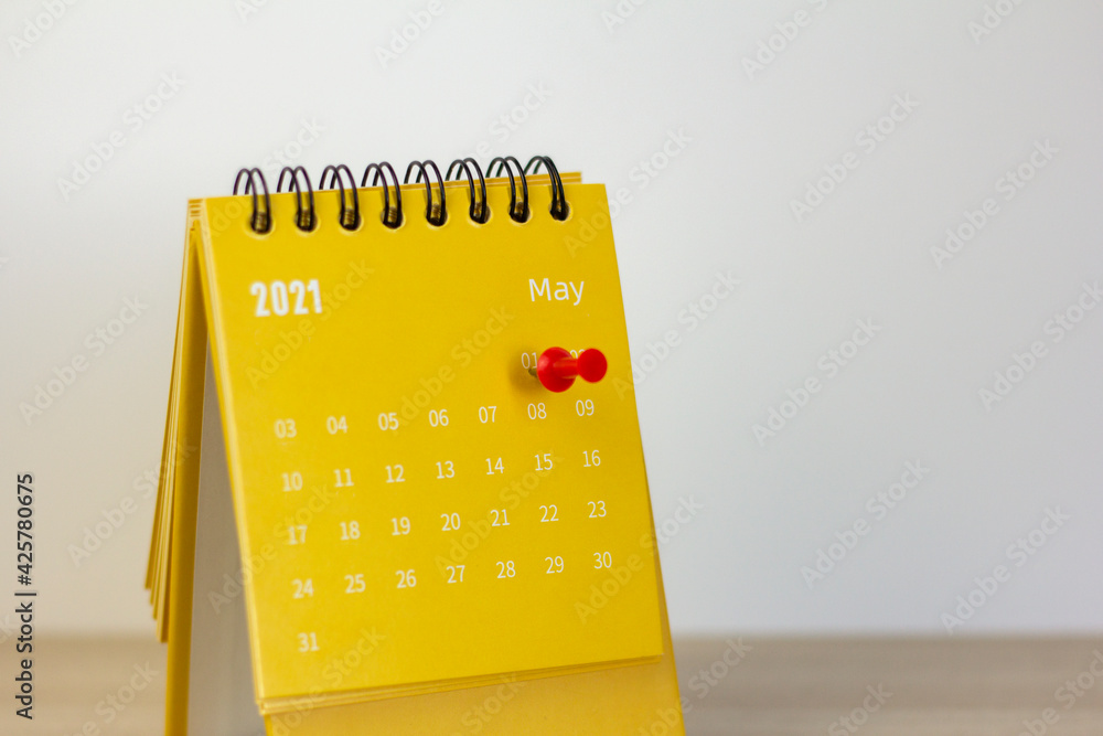Foto De Desktop Calendar For May 2021 Calendar With A Dedicated Date foto-de-desktop-calendar-for-may-2021-calendar-with-a-dedicated-date