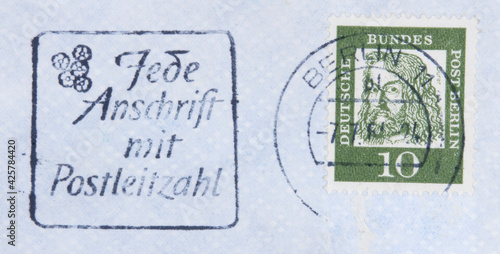 Briefmarke stamp gestempelt used frankiert cancel vintage retro alt old slogan werbung deutsche post jede anschrift mit postleitzahl vergissmeinnicht forgetmenot dürer berlin 10 grün gesicht mann face