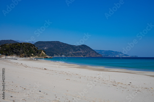 快晴の日の透き通った海と白い砂浜 © Ryo Yamashita