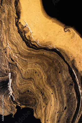 Fototapeta Naklejka Na Ścianę i Meble -  Golden slice of stone on black. Abstract liquid marble background or texture. Acrylic Fluid Art.