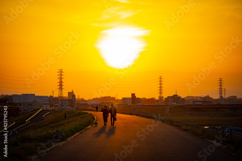 河川敷を照らす夕日