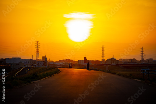 河川敷を照らす夕日