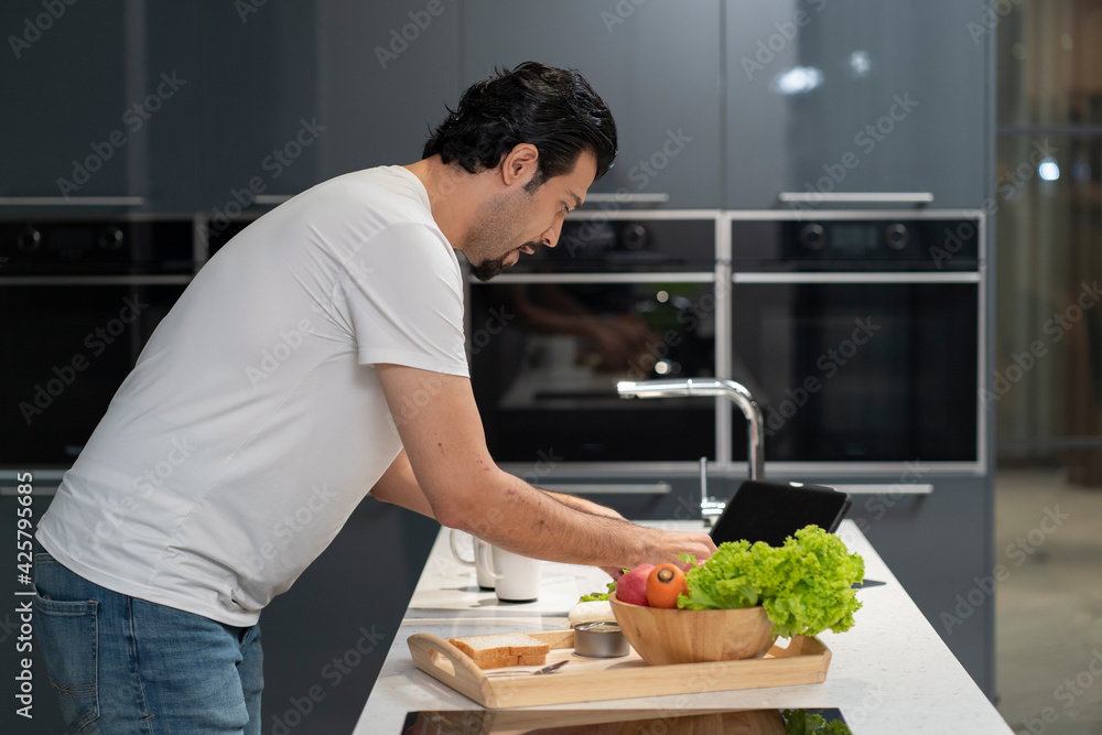 The husband, the butler, makes breakfast and sandwiches in the kitchen at home so his wife can prepare for work. The husband, the butler, makes breakfast and sandwiches in the kitchen at home so his wife can prepare for work.