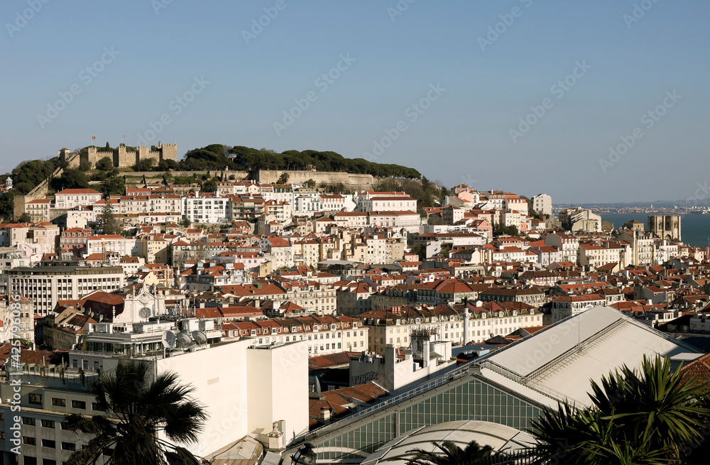 Obraz premium vista do Castelo de São Jorge em Lisboa, Portugal coma cidade de Lisboa envolvente, vista do rio Tejo