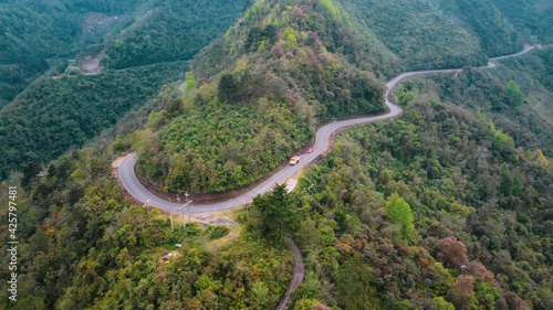 Carreteras extremas y curvadas que atraviesan las montañas en una sierra de México