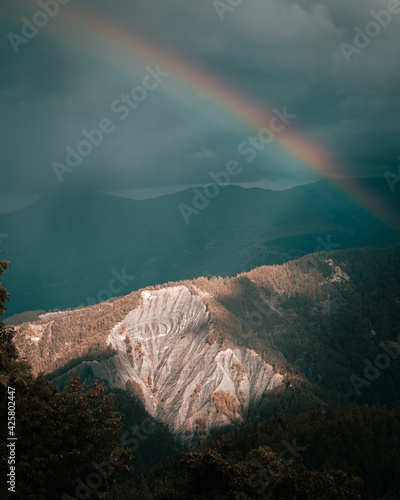 arc en ciel magnifique en montagne alpes