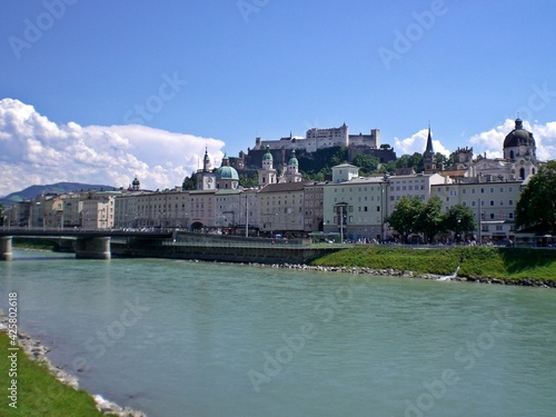Vista panorâmica da cidade de Salzburgo a partir do rio Salzach / Áustria photo