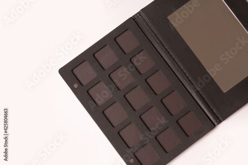 Foto Empty eyeshadow palette with mirror