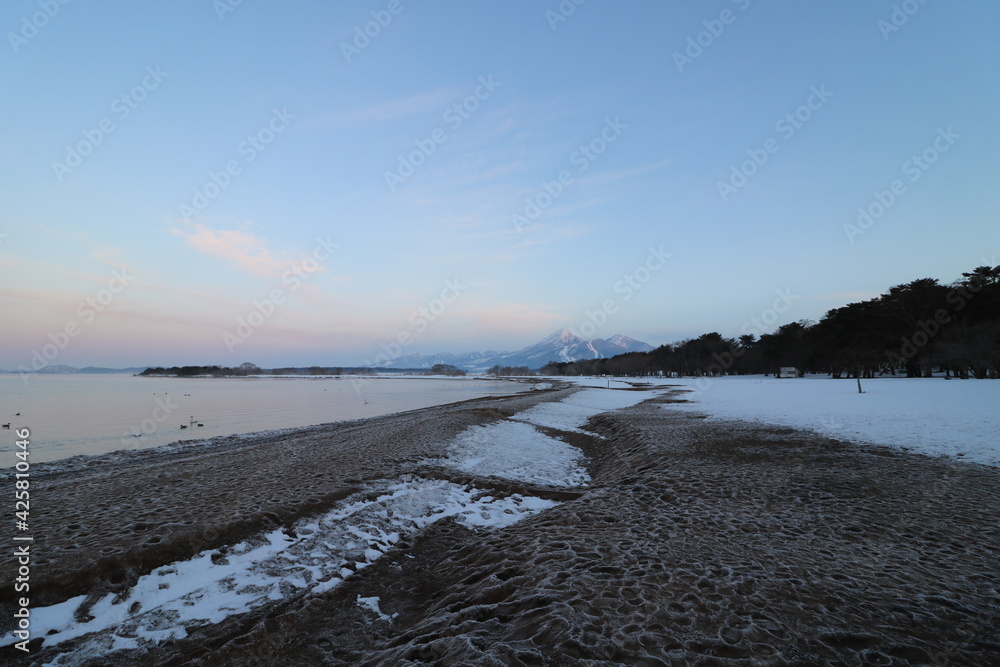 冬の福島県の猪苗代湖と磐梯山