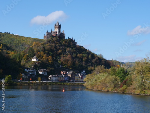 Cochemer Reichsburg an der Mosel im Herbst © Silvia