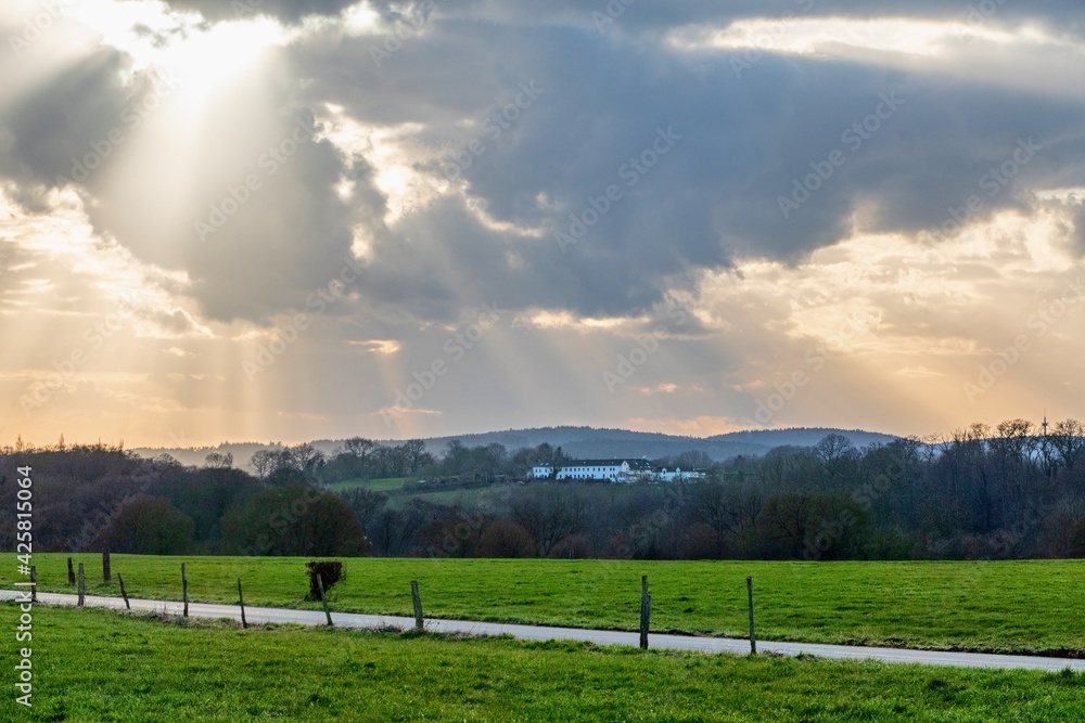 Fototapeta premium Magischer Abendhimmel über dem Eifelsteg bei Kornelimünster