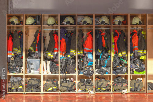 armario para guardar la ropa y equipamiento de los bomberos o armario con equipamiento y ropa anti incendios o taquilla de equipo de bomberos