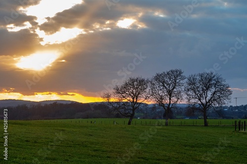 Magischer Abendhimmel über dem Eifelsteg bei Kornelimünster