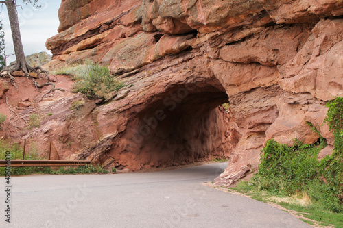 Túnel por el que pasan los coches formado por la roca 