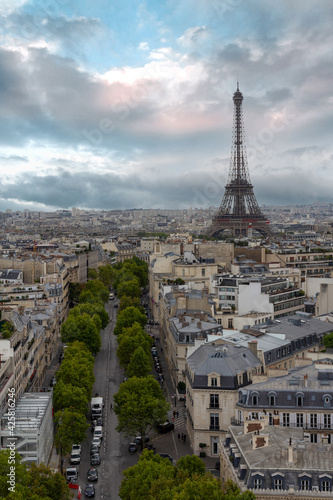 Vista panorámica aérea de la ciudad de París y la Torre Eiffel al fondo